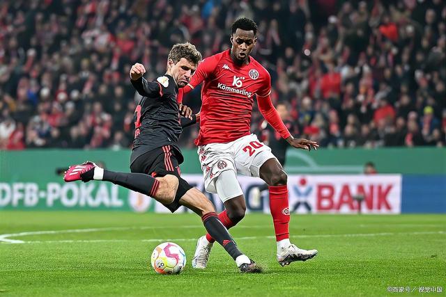 美因茨队在联赛中努力奋斗,最终获胜 美因茨队在联赛中努力奋斗,最终获胜