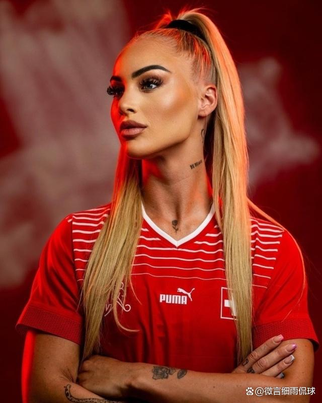 火爆的足球赛场上，女选手由劲爆表现的简单介绍