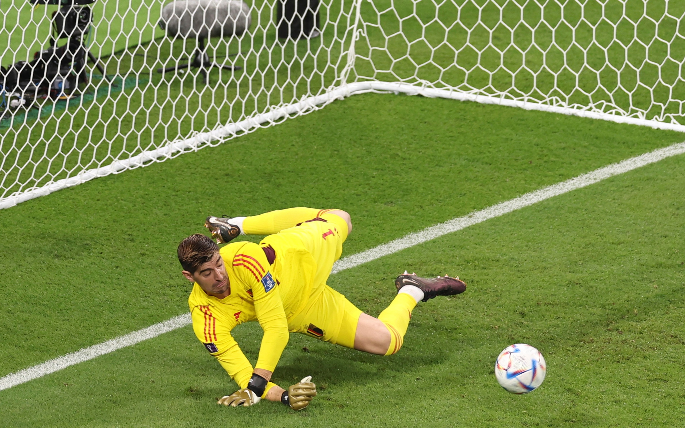 比赛中一场惊险救球!守门员发挥出色 比赛中一场惊险救球!守门员发挥出色