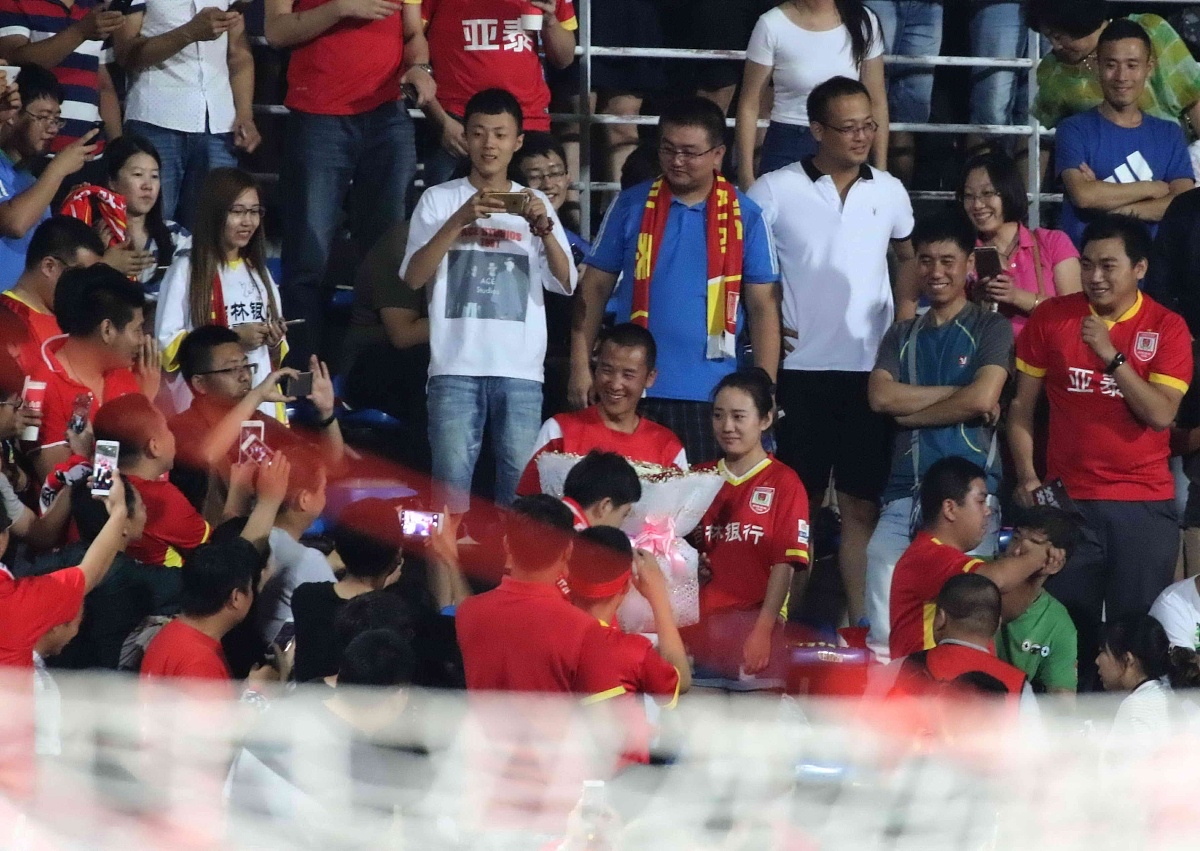 包含兰斯主场大胜对手,取得关键胜利的词条 包含兰斯主场大胜对手,取得关键胜利的词条