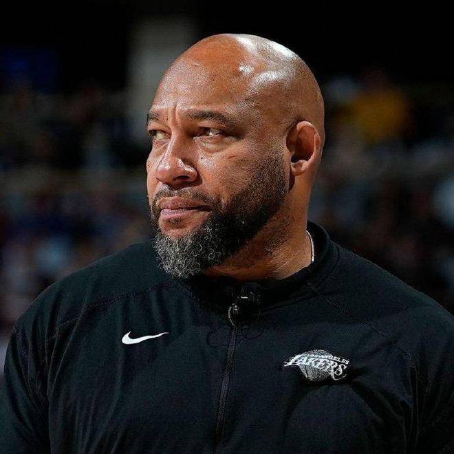 开云体育官网-雄鹿主帅因伤离场，助教代替指挥