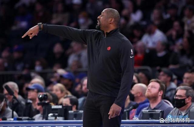 雄鹿主帅因伤离场,助教代替指挥 雄鹿主帅因伤离场,助教代替指挥