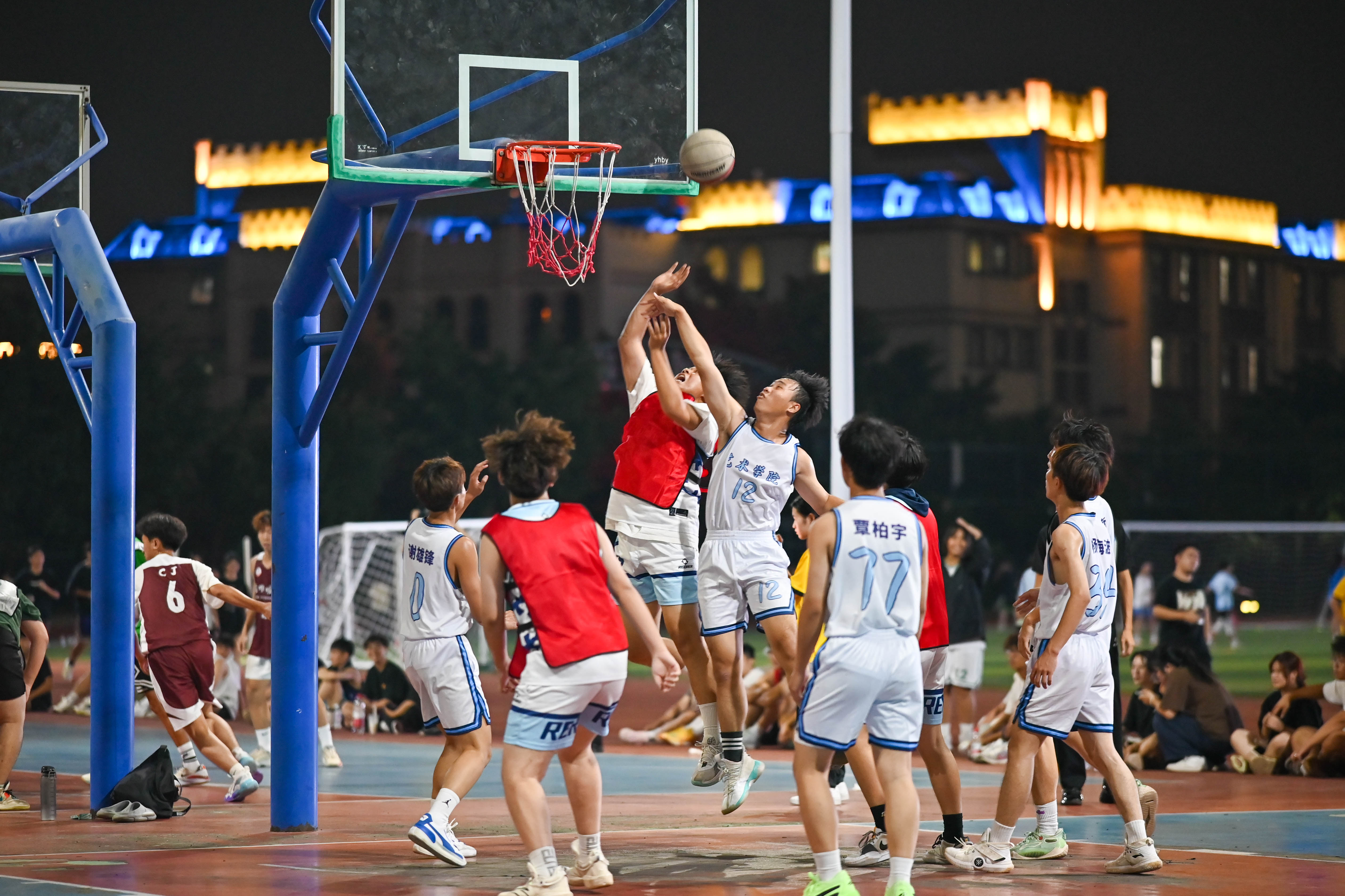 篮球比拼中呈现激烈局面,场面火爆 篮球比拼中呈现激烈局面,场面火爆