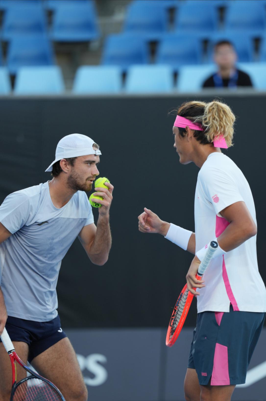 球员在比赛中面对强劲对手展现出了过硬实力 球员在比赛中面对强劲对手展现出了过硬实力