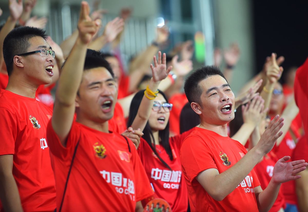 开云体育-欢声笑语足球赛场一片繁荣，国内球员斗志昂扬的简单介绍