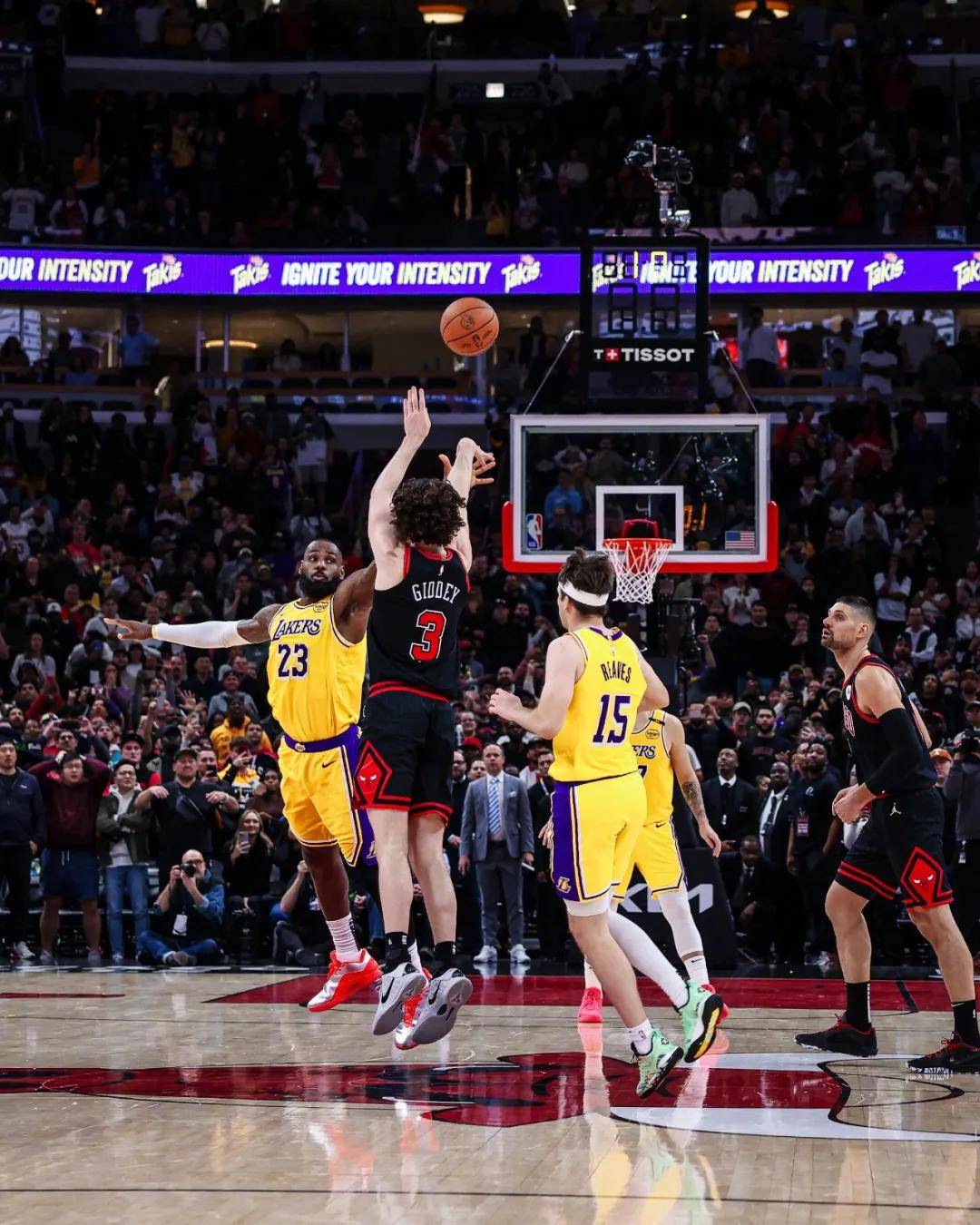 开云体育-猛龙客场击败步行者，全队表现出色