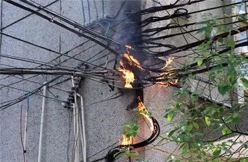 开云APP-强劲球队之间的搏杀，场上火花四溅的简单介绍