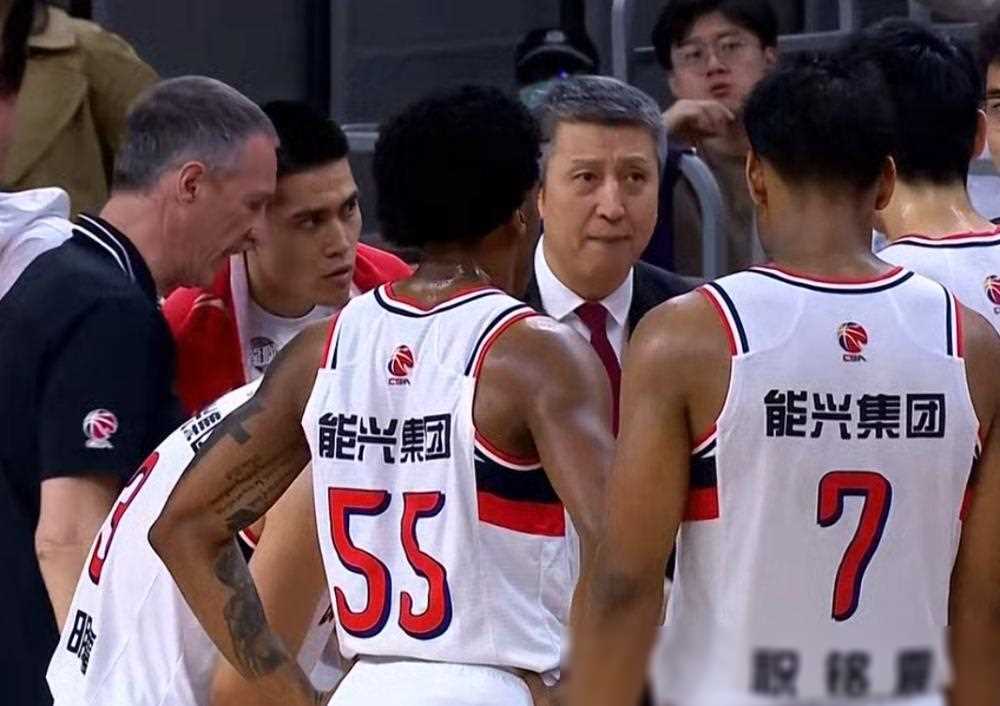 开云官网-广州篮球队大获全胜，积分榜稳居榜首