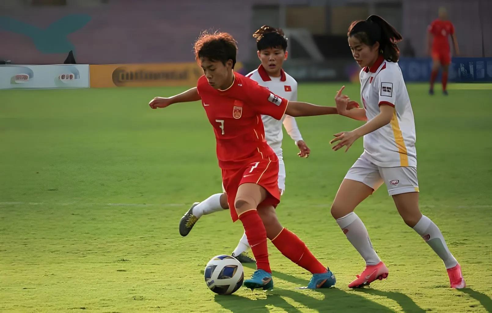 开云APP-关于女足比赛进入白热化，球员拼尽全力争胜的信息