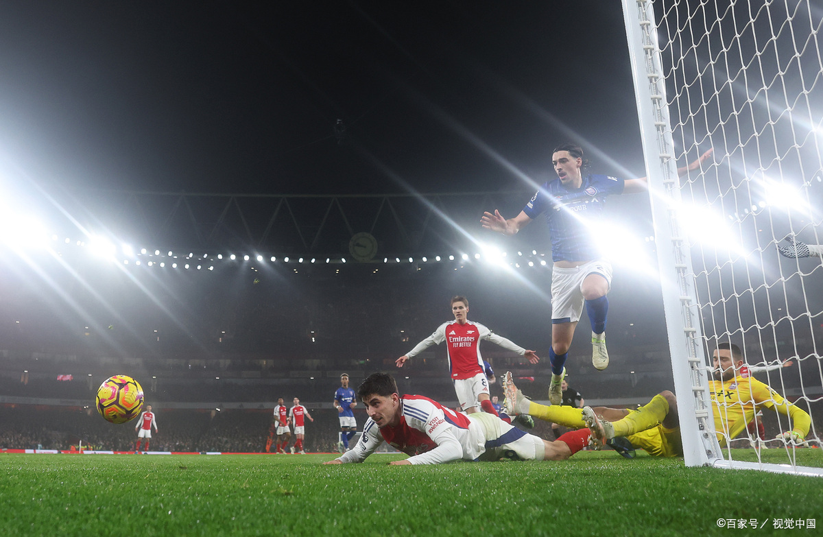 足球赛场上的精彩瞬间,球员状态走势不一 足球赛场上的精彩瞬间,球员状态走势不一