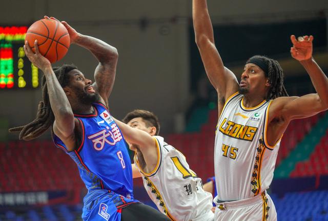 开云体育在线-世界篮球赛事激烈展开，球员血战到底