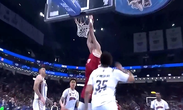 世界篮球赛事激烈展开，球员血战到底