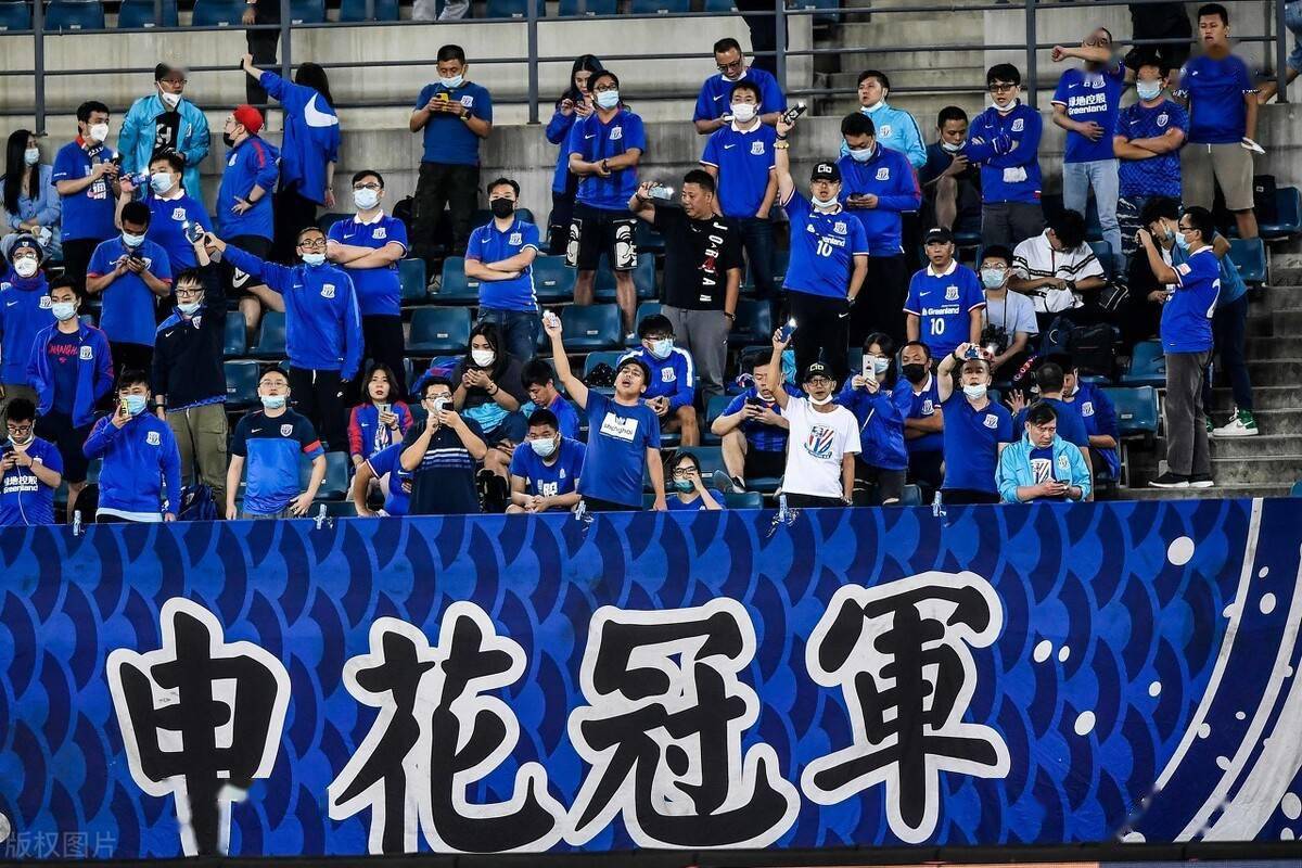 魔术队球迷在比赛中举起支持横幅,为球队加油助威的简单介绍 魔术队球迷在比赛中举起支持横幅,为球队加油助威的简单介绍