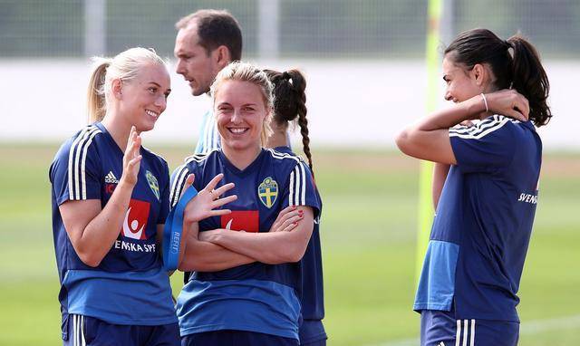 包含国际友谊赛:女子足球交锋激烈的词条 包含国际友谊赛:女子足球交锋激烈的词条