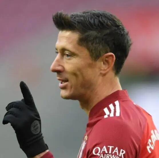 拜仁战平多特蒙德，莱万帽子戏法世界杯