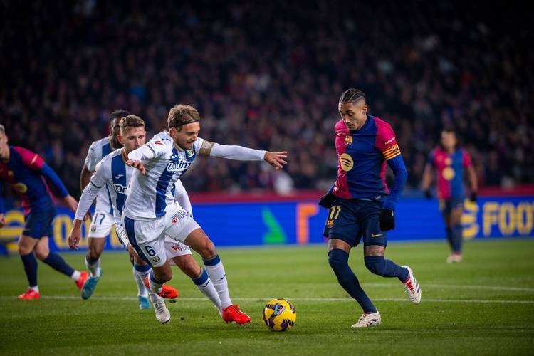 比利亚雷亚尔豪取客场胜利，继续领跑的简单介绍