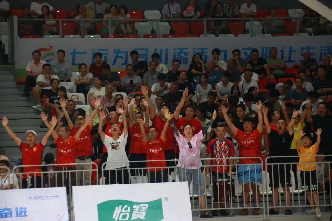 开云体育官方网站-观众掌声不断，为运动员助威助力