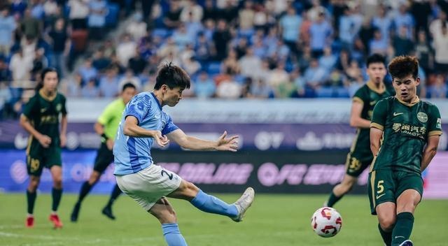开云体育中国-精彩对决频现，中超比赛场面火爆