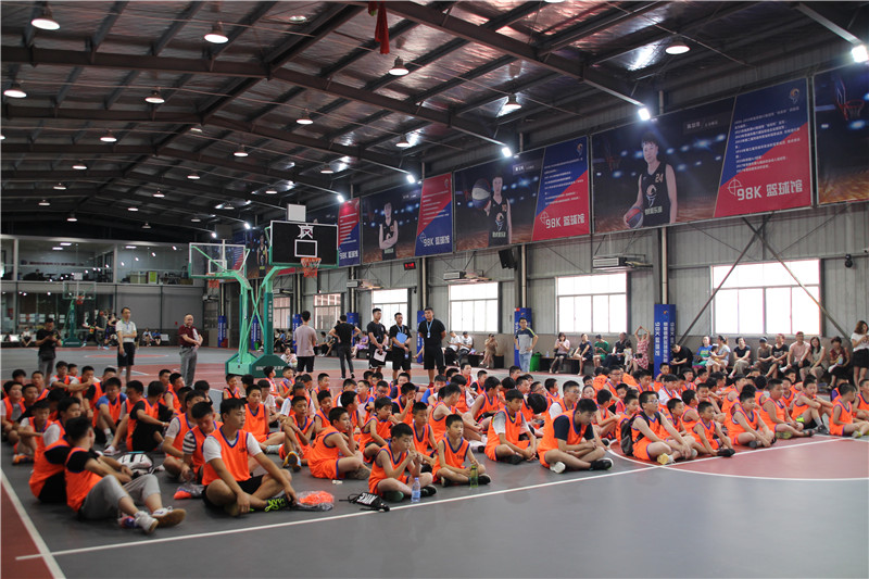 开云体育APP下载-青少年篮球夏令营开营，百名小球员集训