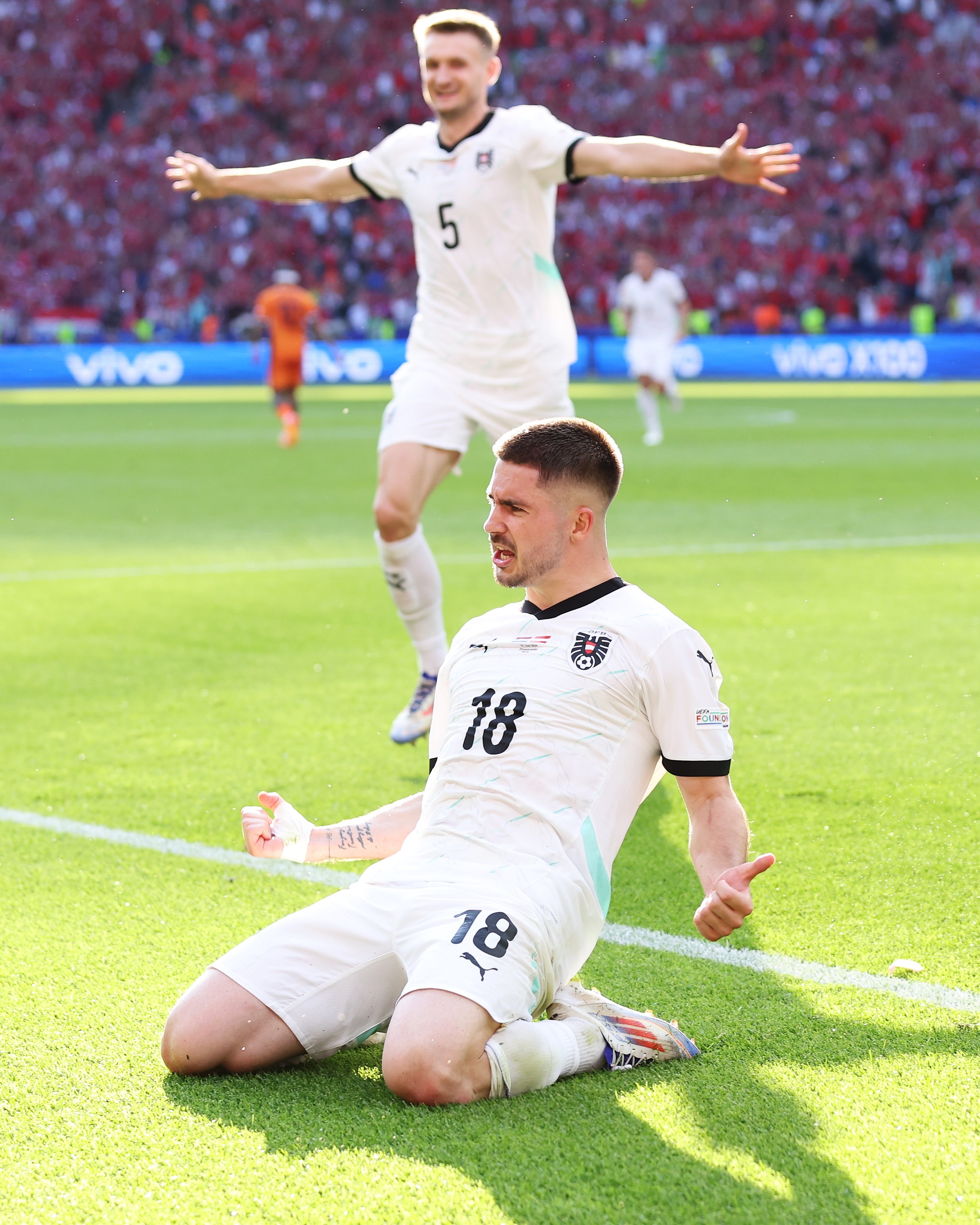 包含荷兰豪取五连胜，夺得小组头名的词条