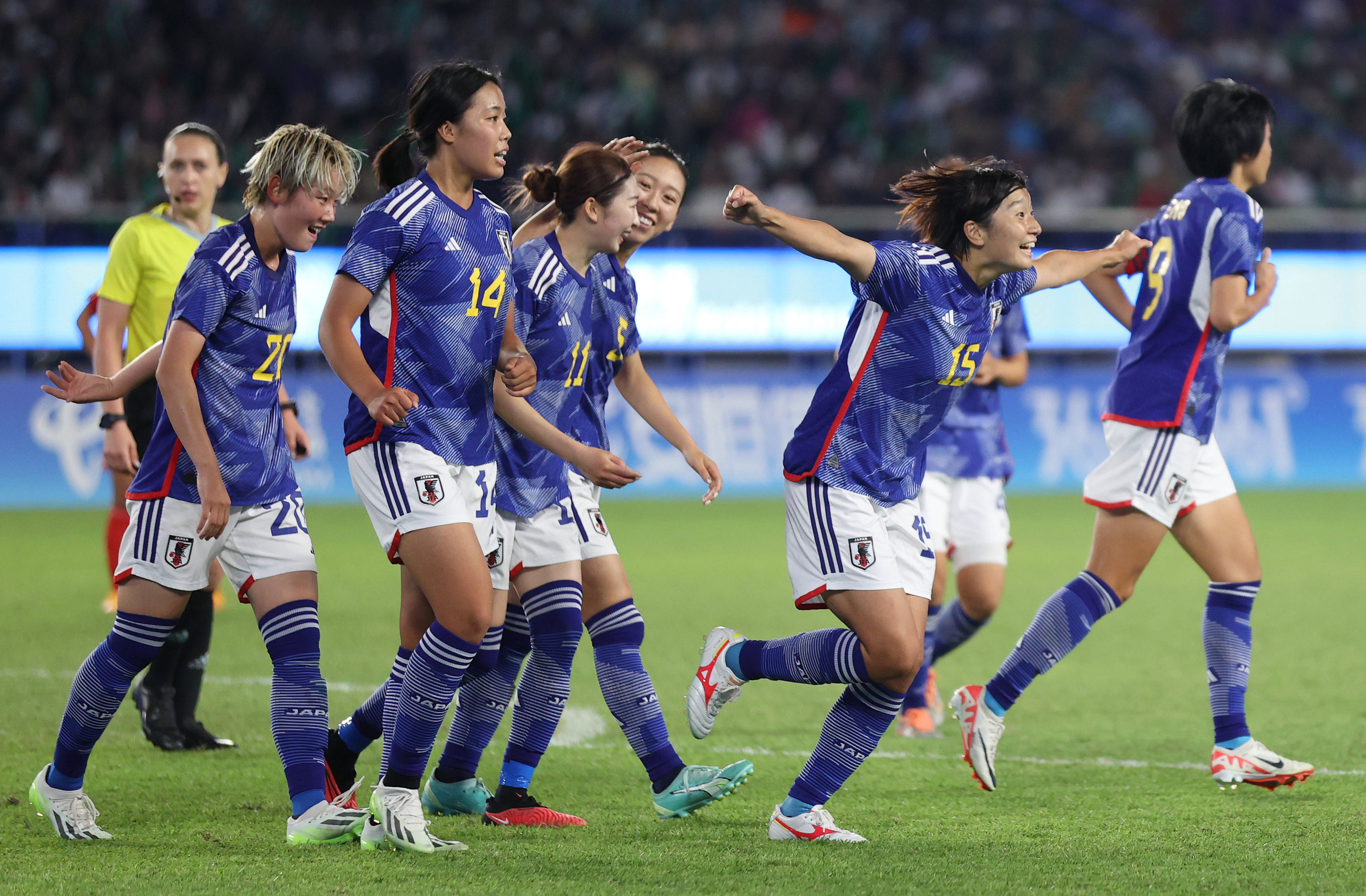 加拿大女足表现强劲，取得胜利