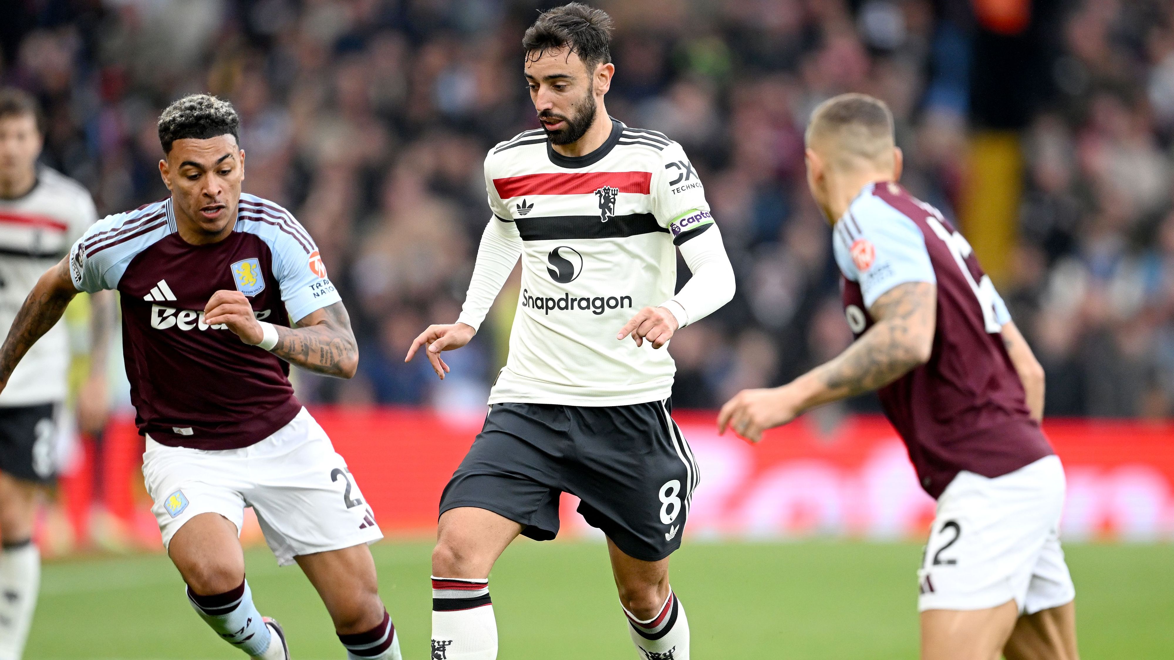 包含阿斯顿维拉客场险胜，锁定保级前景的词条