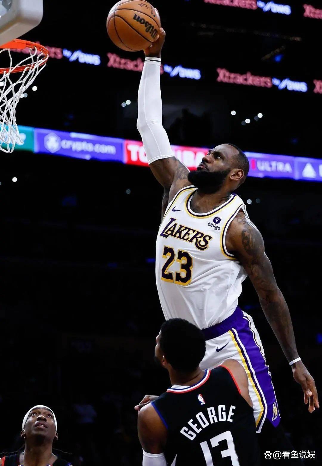 开云体育中国-湖人客场大胜马刺，詹姆斯三双表现惊艳